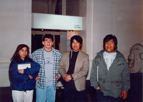 Margarita Vargas (de la Corporación Nacional de Asuntos Indígenas, sede Punta Arenas), Juan Maripillán (estudiante oriundo de Puerto Edén), Juan Carlos Tonko y José Tonko